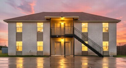 Building Photo - 5704 Greengate Dr