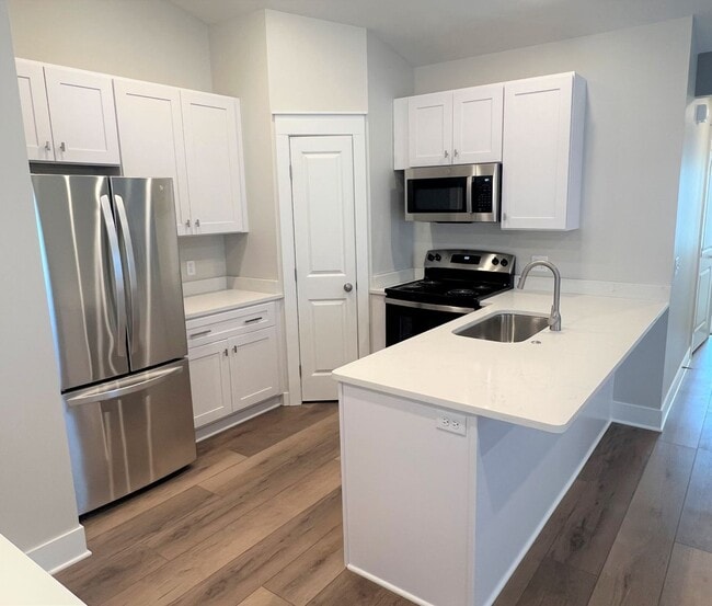 Foto del edificio - Three Bedroom Townhome