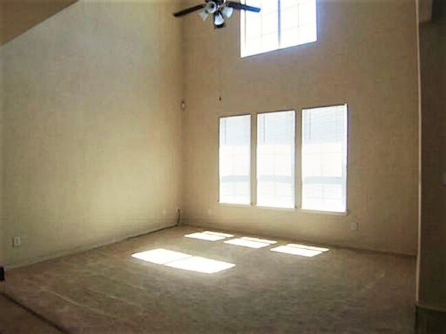 Building Photo - 3 Bed 2.5 Bath Townhome Located In The Vil...