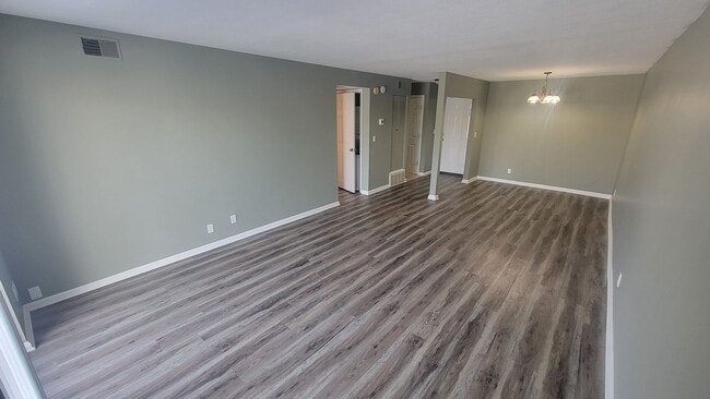Building Photo - Elegant 1-Bedroom Condo Near Shelbyville Rd