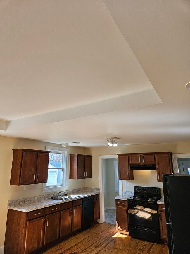 Building Photo - Adorable renovated 3 bedroom 2 full bath home