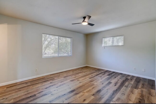 Foto del edificio - 3035 Pleasant Valley Cir