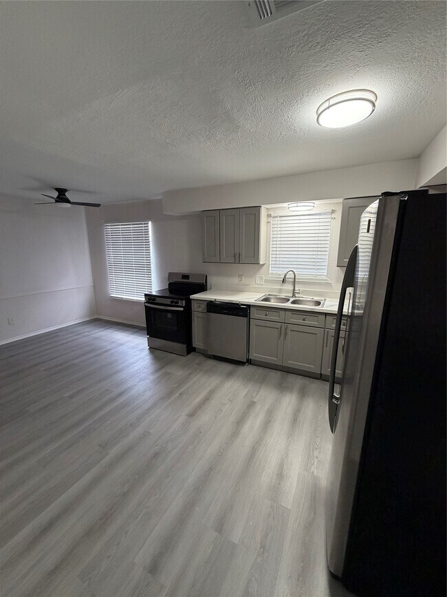 Foto del edificio - 6618 McCullum Rd