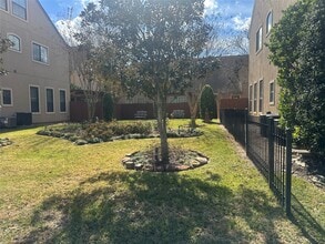 Building Photo - 11627 Royal Oaks Trce