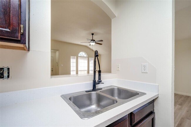 Building Photo - 15322 Riverside Grove Dr