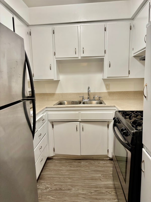 Photo - 1595 E Chevy Chase Dr Apartment