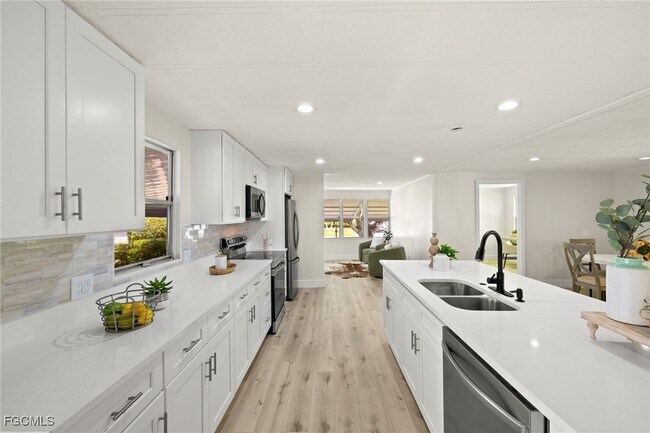 Foto del edificio - 865 Cape Haze Ln