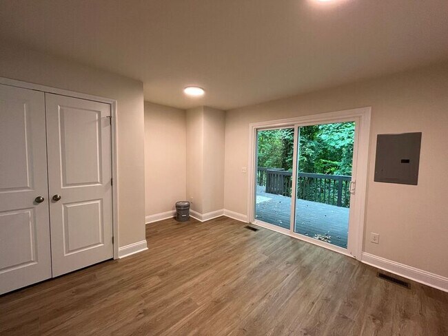 Building Photo - 212 N Peartree Ln
