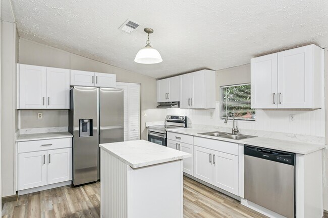Foto del edificio - 223 Ajax Dr NW