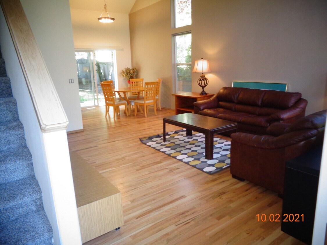 Entrance & Living Room - 17612 SW Bany Rd