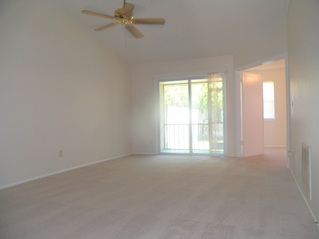 Building Photo - 3269 Cloverplace Dr
