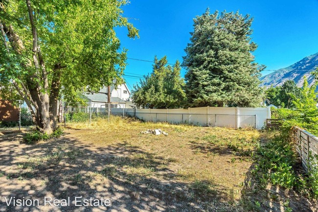 Building Photo - 3 br, 1 bath Apartment - 235 E Center St.