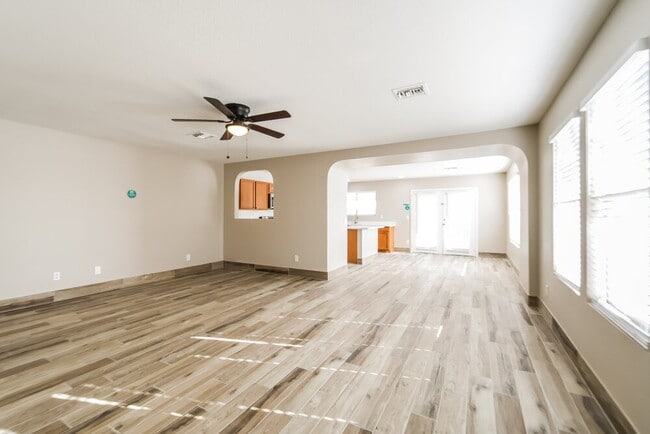 Foto del edificio - 10548 W Angels Ln