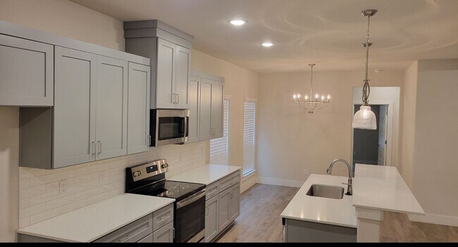 Foto del edificio - Enclosed Fenced Yard - 3/2/2 - Commuter Friendly