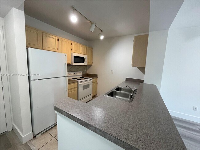 Building Photo - 2665 SW 37th Ave