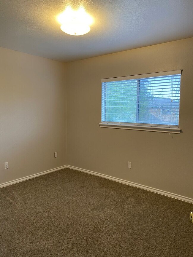 Building Photo - NEW RENTAL!