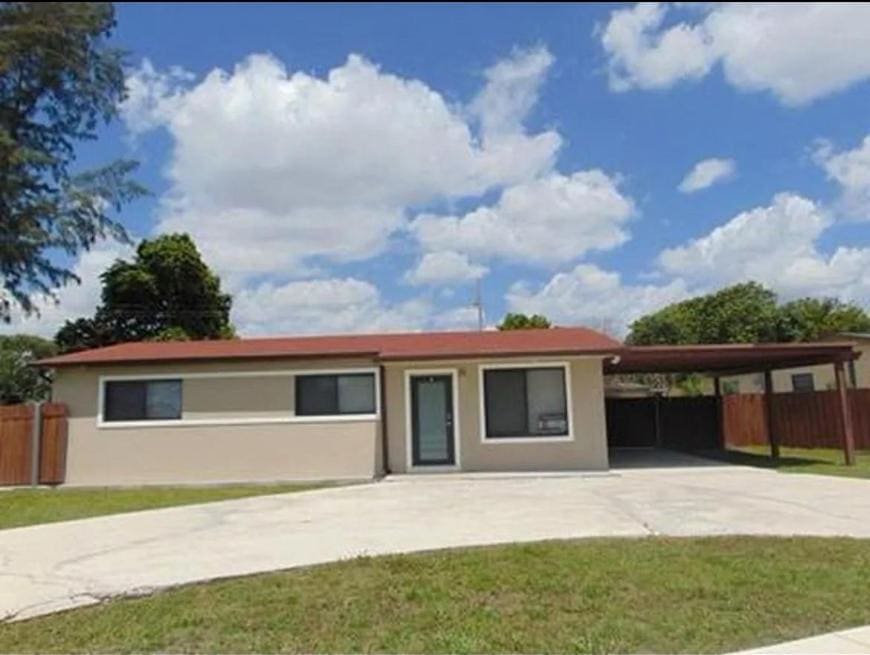 Foto principal - 3 bedroom in Miami Gardens FL 33054
