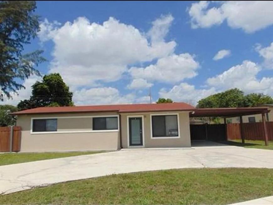 Foto principal - 3 bedroom in Opa Locka FL 33054