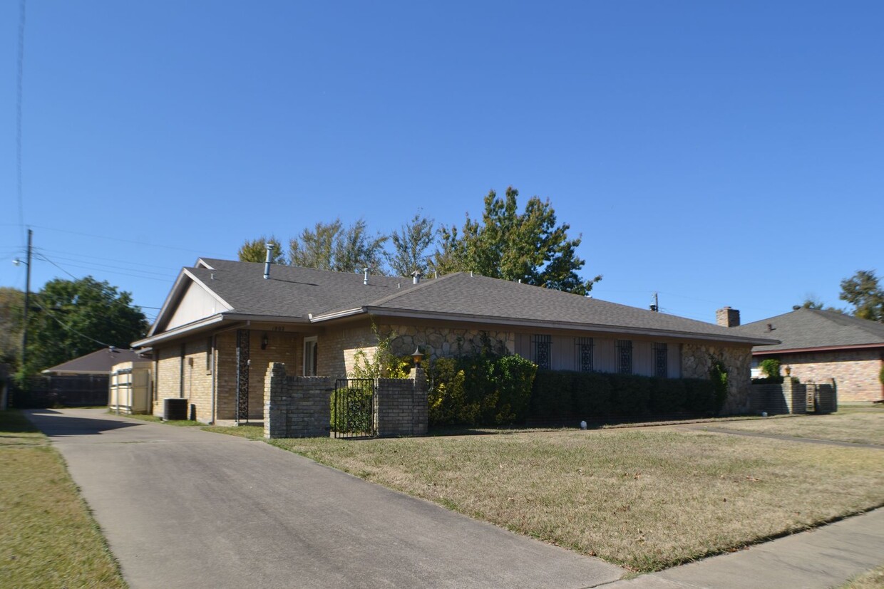 Primary Photo - Duplex For Lease in Sherman!