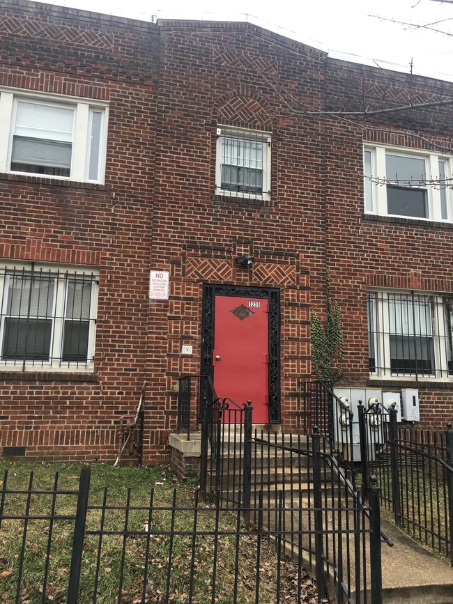 Front of Building - 1235 Holbrook Ter NE