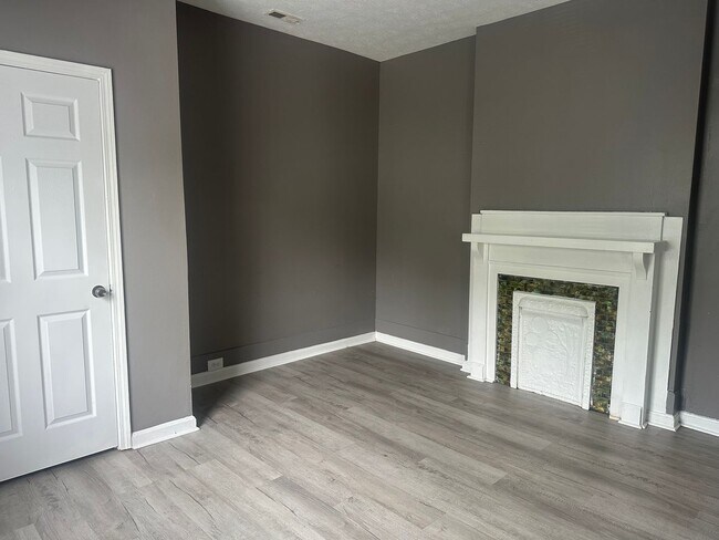 Foto del edificio - 654 Elm Tree Ln