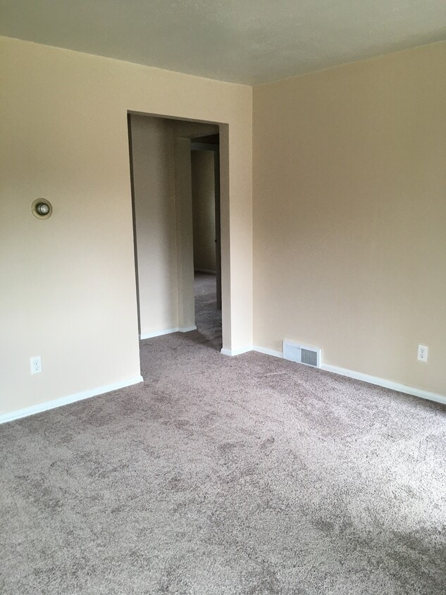 Entrance to bedrooms and bathroom - 238 S 70th St