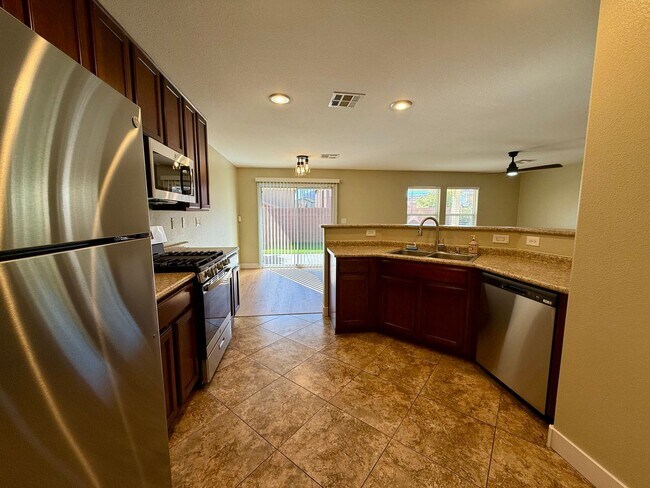 Foto del edificio - Charming 3/BD 2.5/BA Home with Spacious Ba...