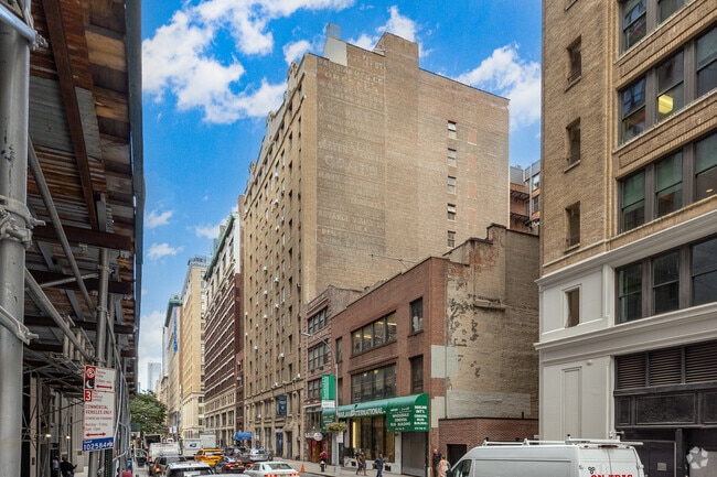 Building Photo - 31 E 31st St