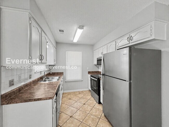 Building Photo - Limited Time Special Offer / 3 Bed, 2 Bath Home with Fenced Yard / Pet-Friendly / Coming Soon!