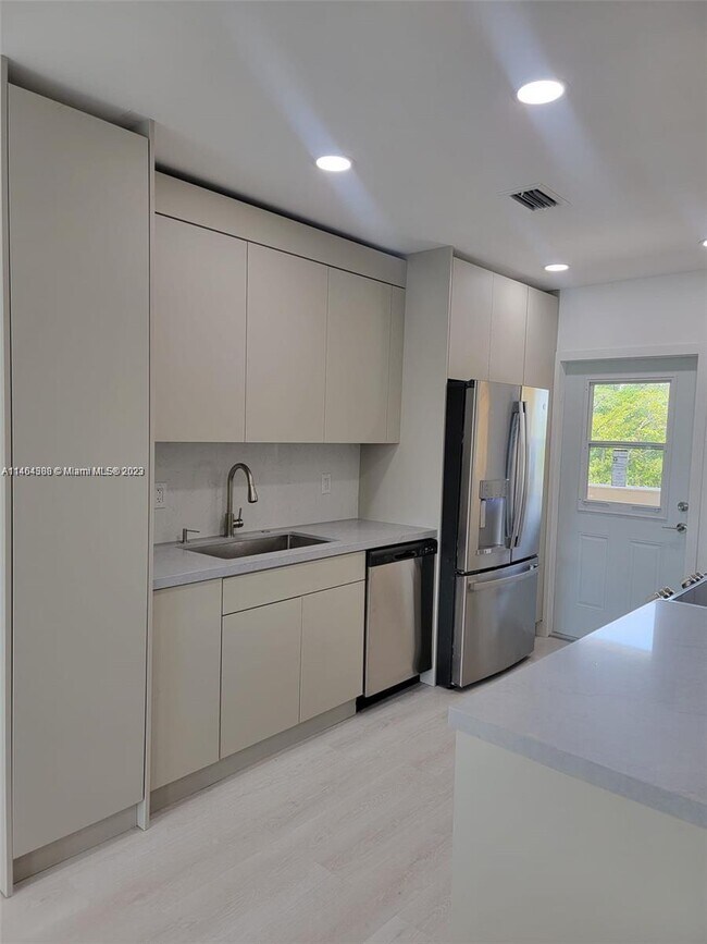 Foto del edificio - 251 NE 187th St