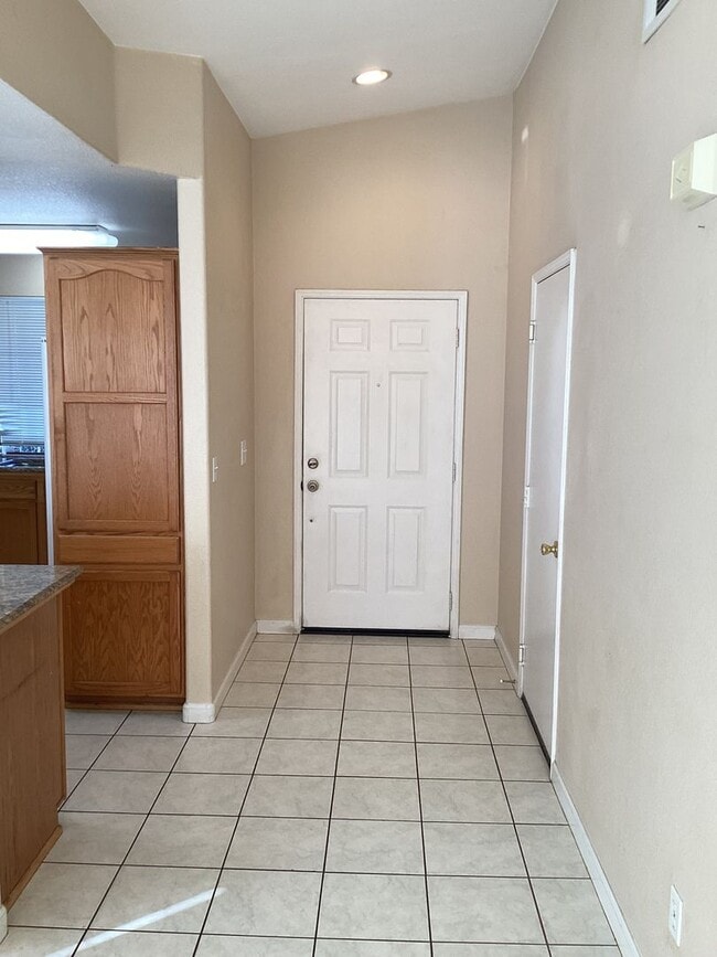Building Photo - Northeast Single Story Home in River Oaks ...