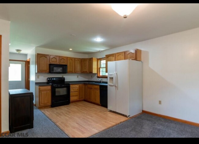 Building Photo - 362 E Irvin Ave