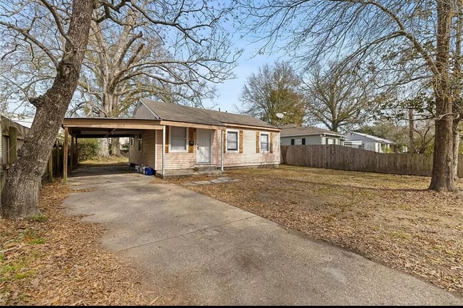 Front yard - 114 Rosewood Dr