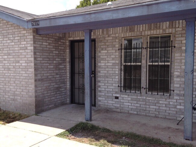 Foto del edificio - 7623 Windsor Oaks