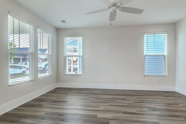 Building Photo - Beautifully Maintained 3 Bedroom, 2.5 Bath...