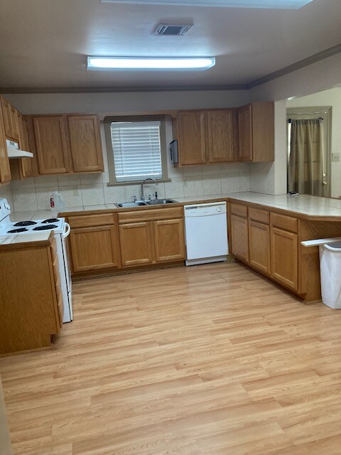 Building Photo - 303 Paris St