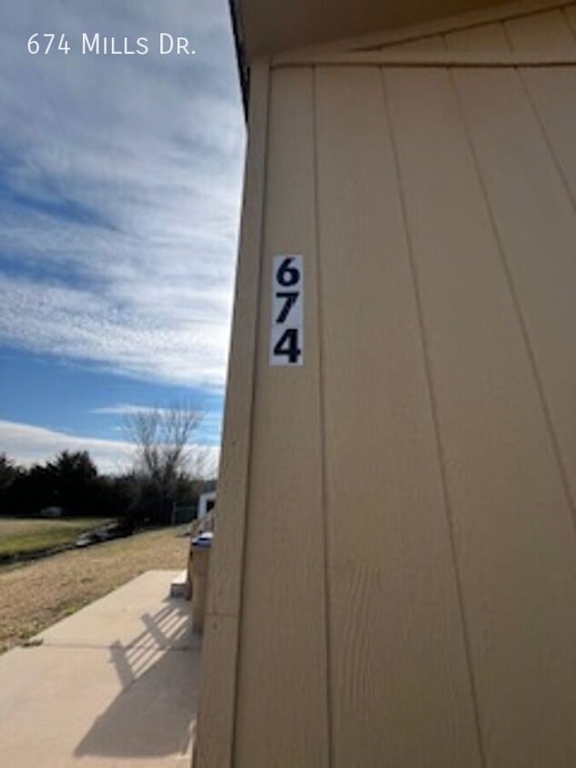 Foto del edificio - 674 W Mills Dr