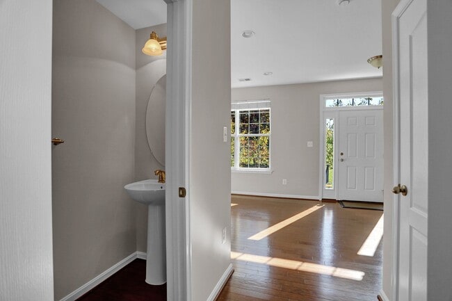 Building Photo - 115 Tanglewood Manor Dr