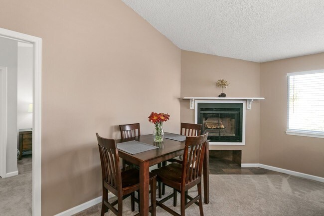 Foto del edificio - Beautiful 2BD/2BA townhome in Table Mountain Heights