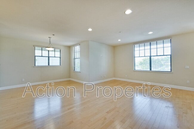 Building Photo - 1765 E Bayshore Rd