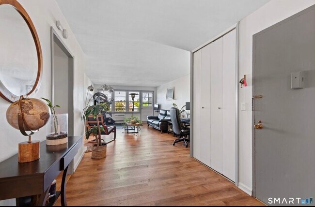 Foto del edificio - 30 Glenbrook Rd