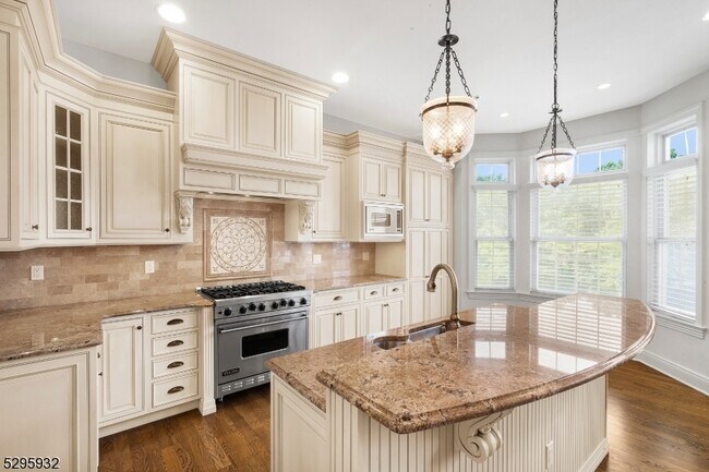 Building Photo - 12 Howland Ter