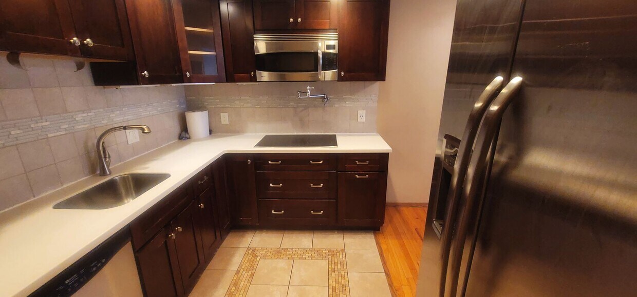 Primary Photo - Get a $500 rebate on this Underpriced Luxu...
