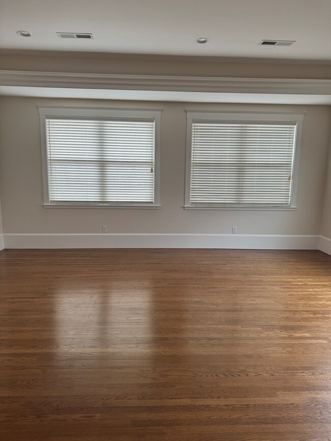 Foto del edificio - Welcome to this charming 2-bedroom, 1-bathroom in South San Francisco