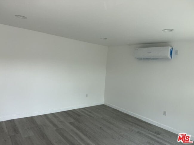 Building Photo - 1499 W 35th Pl