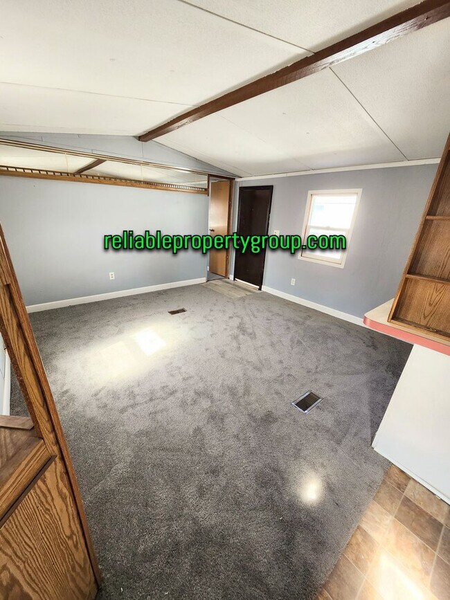 Building Photo - New Listing in Fort Wayne