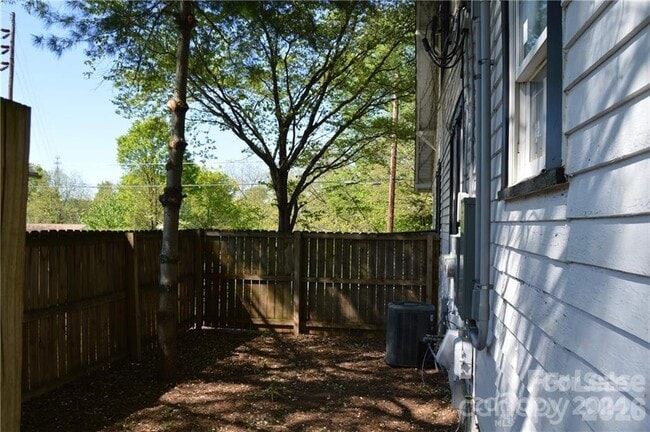 Building Photo - 615 Charlotte Ave