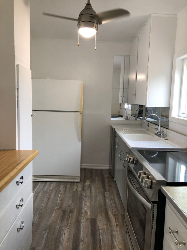 Building Photo - Recently Remodeled  2 Bedroom 1 Bathroom o...