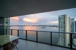Foto del edificio - 650 NE 32nd St