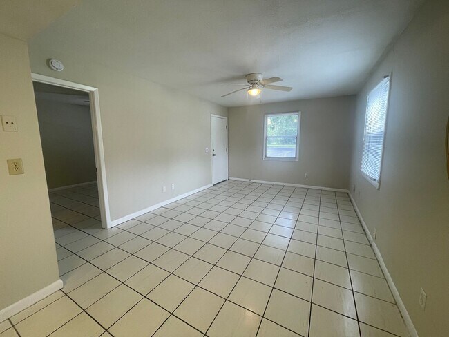 Foto del edificio - Conveniently Located 1 Bedroom, 1 Bath Apa...